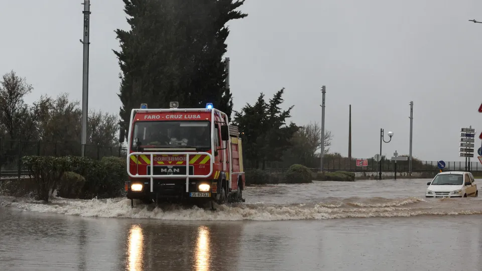 Faro sob aviso amarelo: previsão de chuva e trovoadas