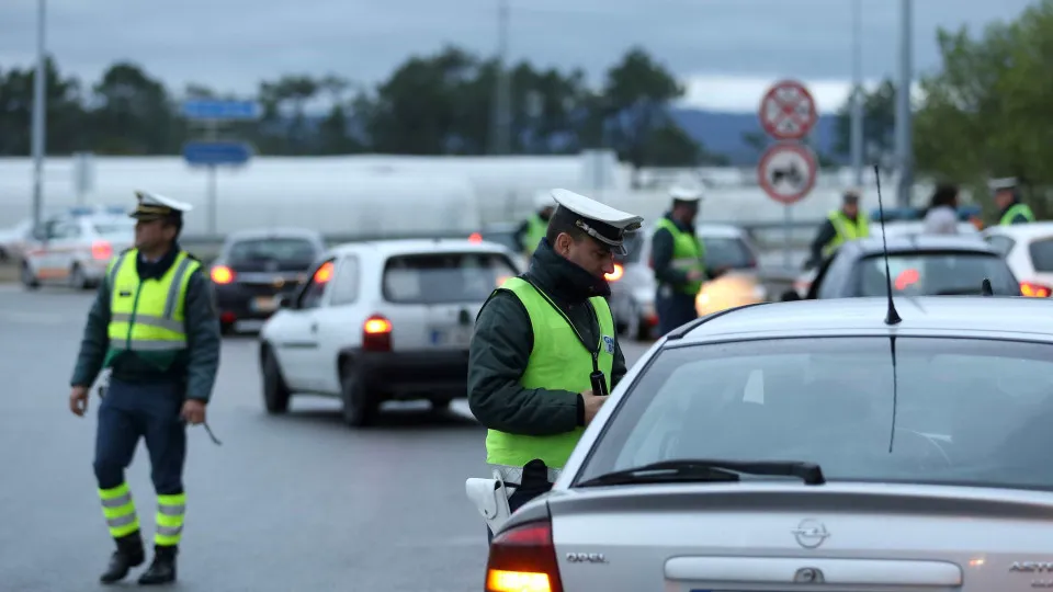 "Doze Mortos nas Estradas e 453 Detidos por Excesso de Álcool em Oito Dias"