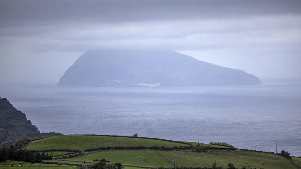 Aviso Amarelo de Chuva e Vento para os Grupos Central e Oriental