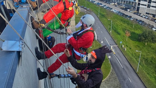 Sem chamin&eacute;, Pais Natais desceram pelo telhado &agrave; pediatria de Braga. Veja