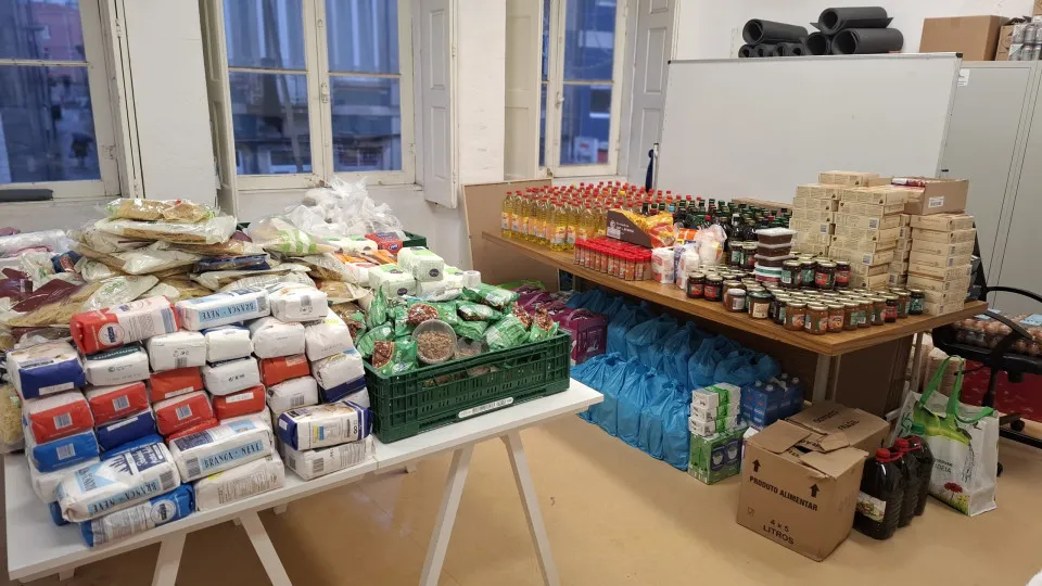 Iniciativa solidária entrega 90 cabazes a famílias do Porto