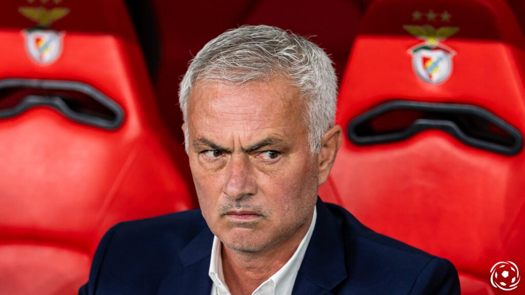 José Mourinho: "Se fossem camisolas de cor diferente, teriam sido 2 penáltis para o Benfica"