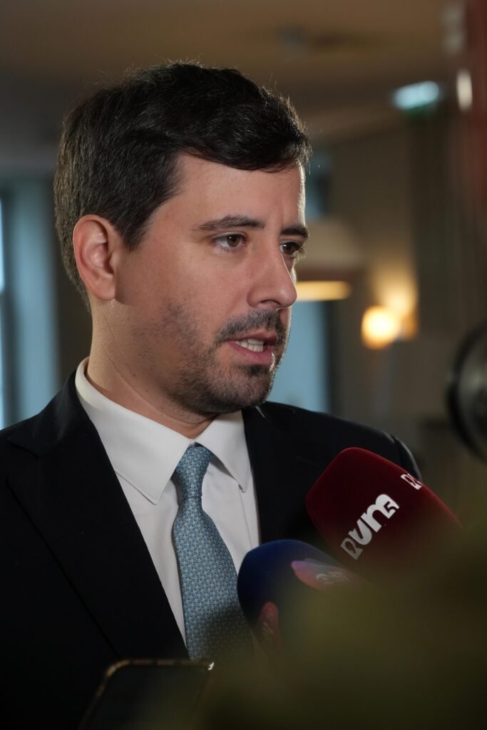 "João Rodrigues Reestrutura Orgânica da Câmara e Economiza Mais de