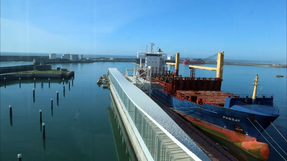 Descarga e Carga de Navios da ETE Portugal no Porto de Leixões