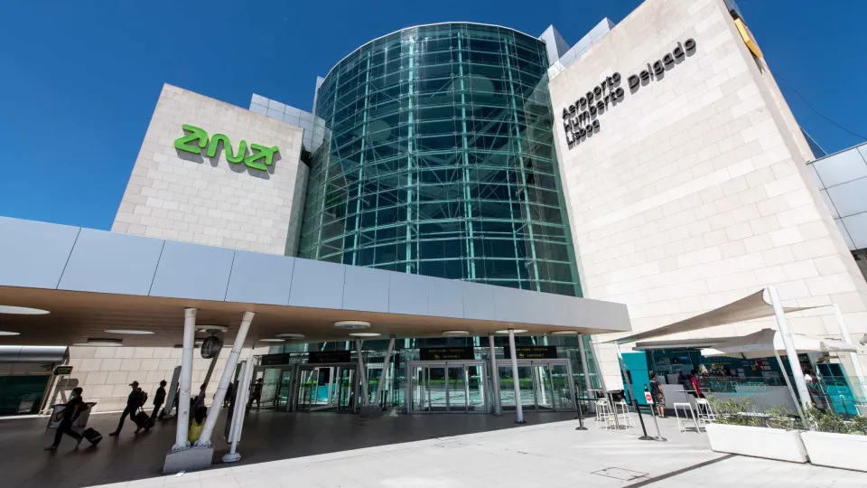 Filas e tempo de espera no aeroporto de Lisboa apresentam redução, afirma governo