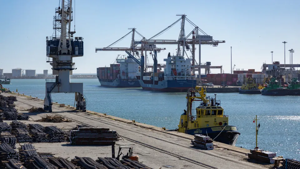 AT Atua com Operadores para Aliviar a Pressão no Porto de Leixões