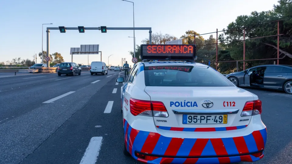 Condutor tenta escapar da operação de Natal na Ponte 25 de Abril: O balanço