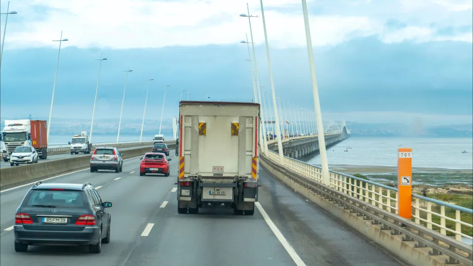 Acidente na Ponte Vasco da Gama resulta em fechamento de duas vias