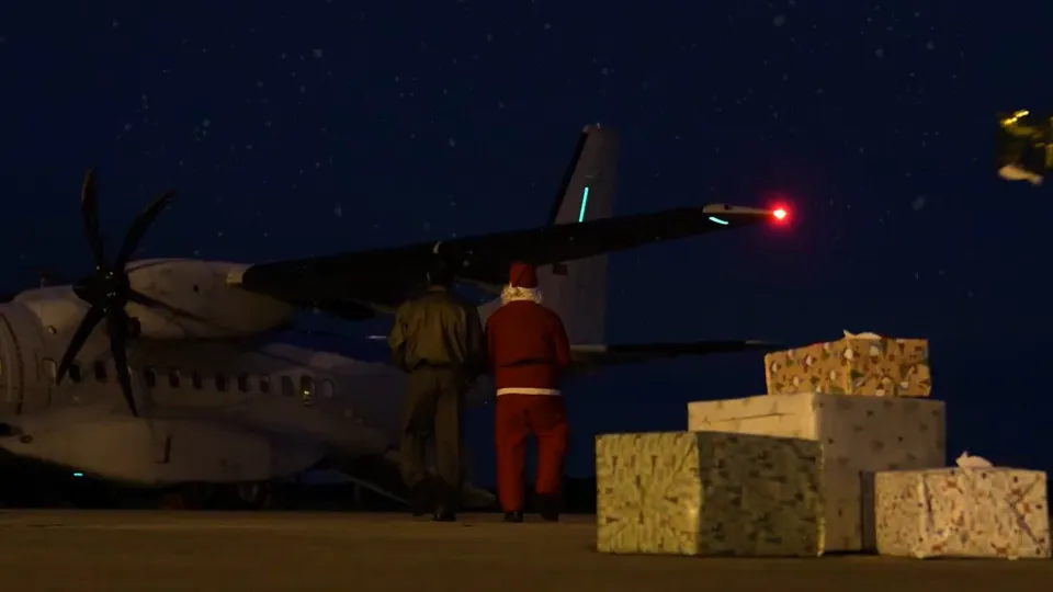Pai Natal aterra em Portugal e Força Aérea "salva o Natal"