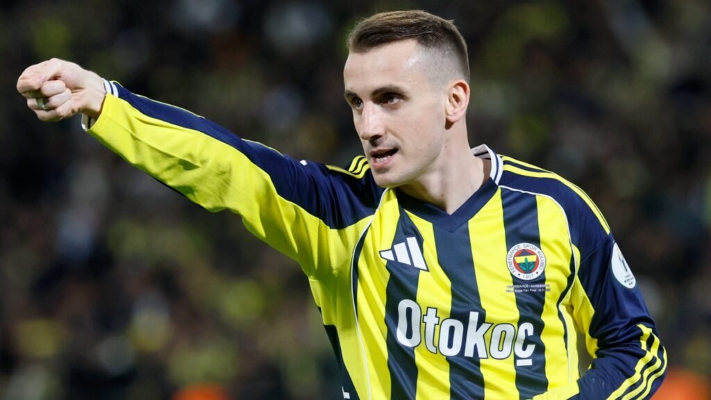 Kerem Akturkoglu deixa o estádio isolado da equipa após derrota para o Karagumruk