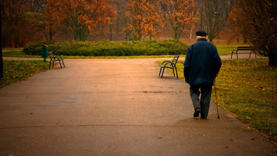 Solidão: um risco de saúde pública que afeta 10% da população