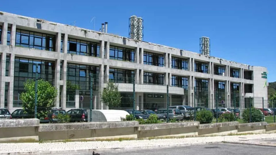 "Estação de TGV Chumbada Localizada em Zona Periférica de Gaia"