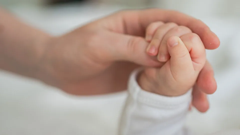 Revelados os Nomes de Bebé Mais Populares em 2025: Entradas e Saídas