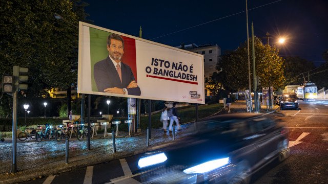 "Quando Ventura cumprirá a lei e retirará cartazes contra ciganos?"