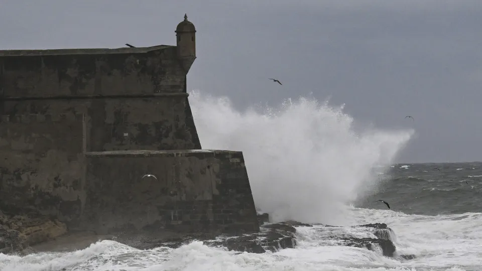 "Agitação Marítima: 7 Distritos em Alerta Laranja Após a Neve"