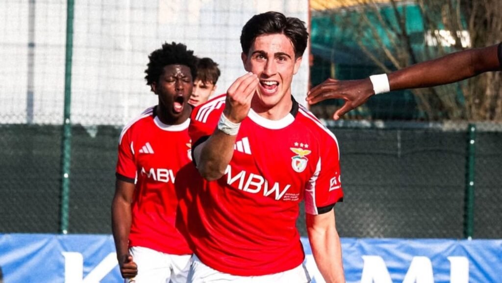 «Técnico italiano impressionado com jovem médio do Benfica: "É praticamente um robô"»